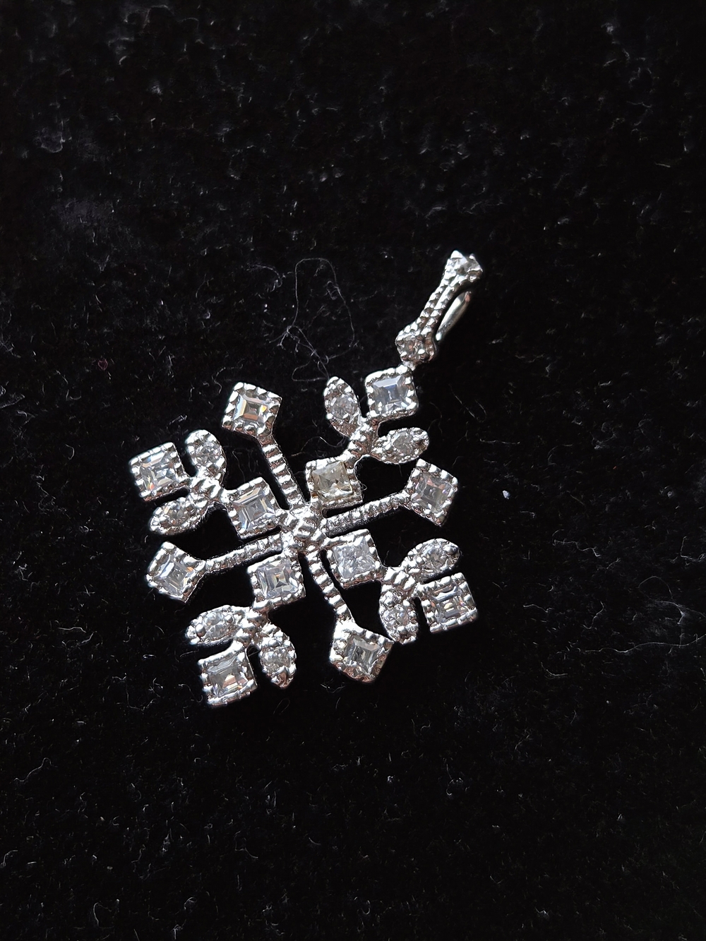Sparkling Snowflake Pendant Necklace - Silver/White